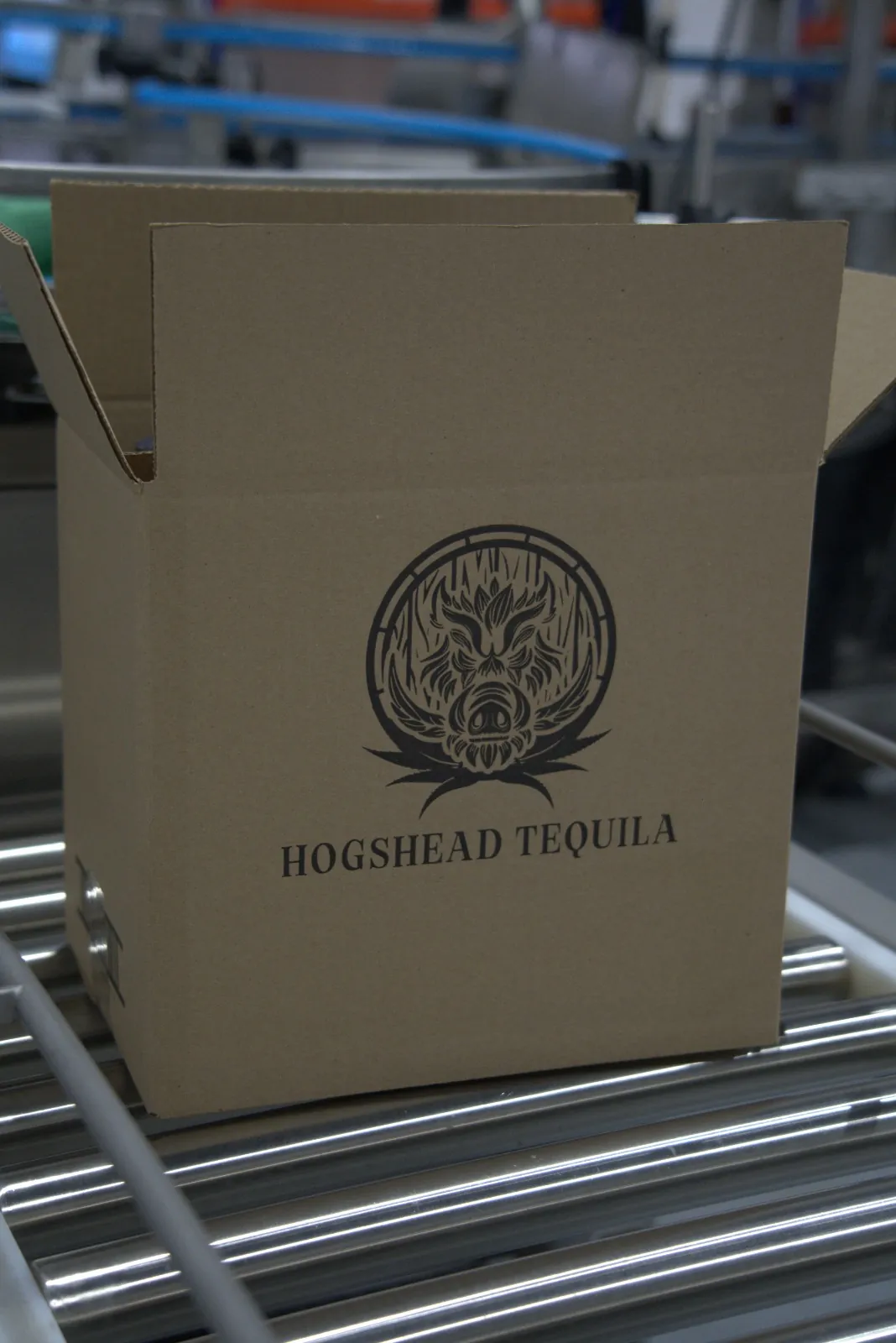 A Hogshead Travesía case on the packing line